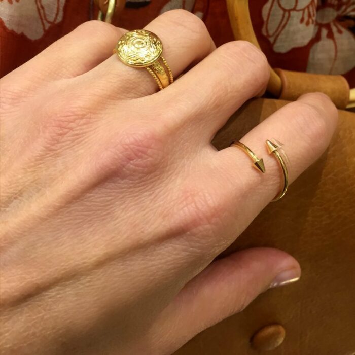 Bague chevalière gravée avec deux anneaux torsadés