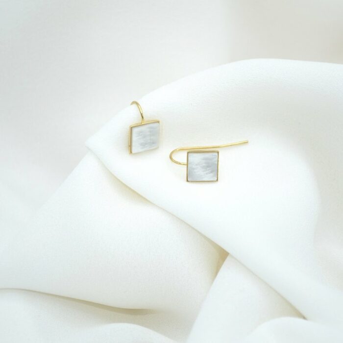 Boucles d’oreilles carrées ornées d’une pierre fine