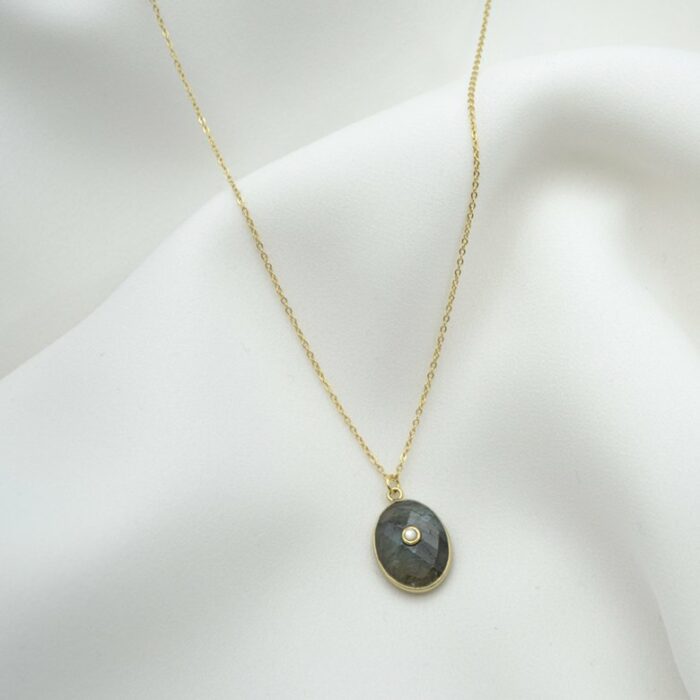 Collier chaîne avec son pendentif en pierre