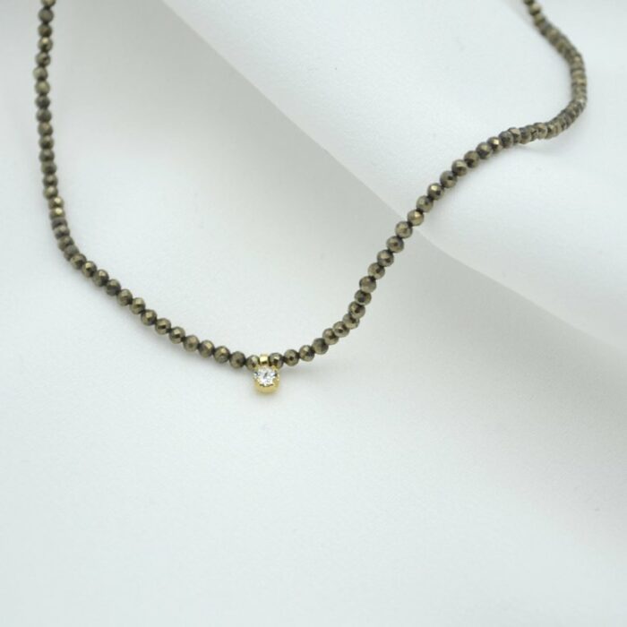 Collier chaîne avec des perles de pierre en pyrite