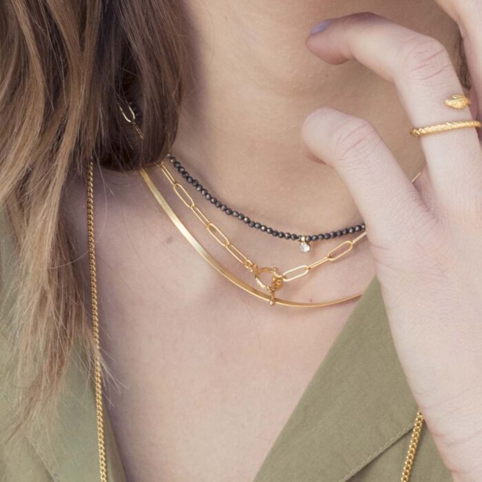 Collier chaîne avec des perles de pierre en pyrite ou spinelle