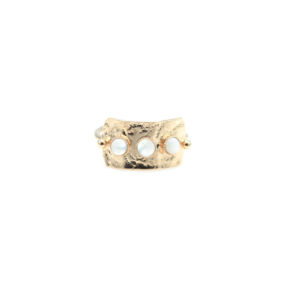 Bague rectangulaire or rose ornée de 3 pierres fines