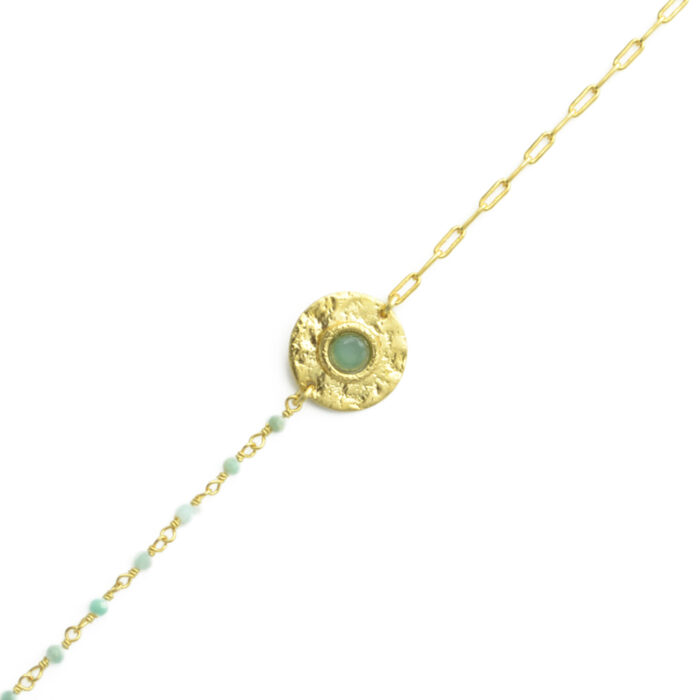 Bracelet avec plaque ronde martelée ornée d’une pierre – Calcédoine