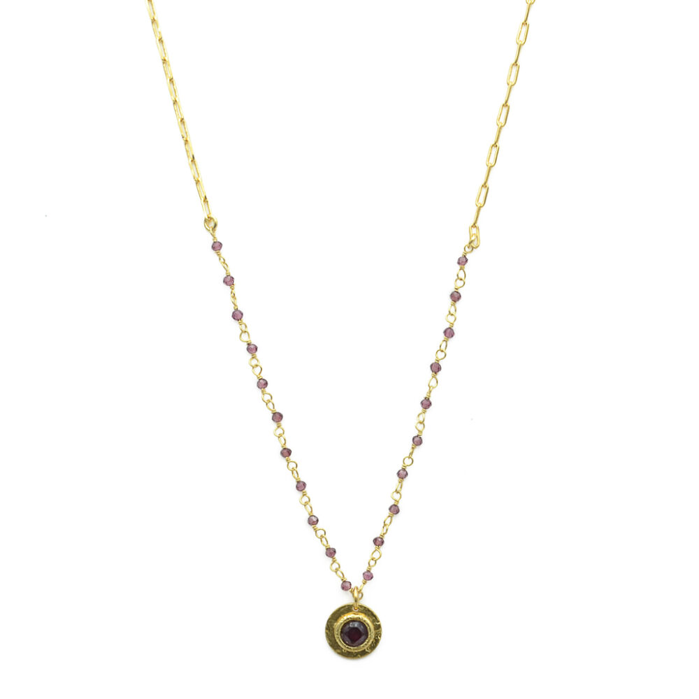 Collier avec plaque ronde martelée ornée d'une pierre