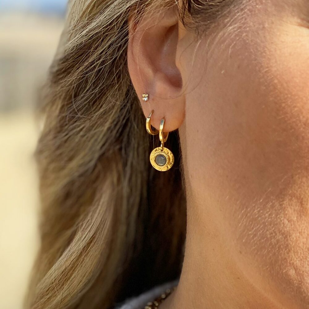 Boucles d'oreilles plaque ronde martelée ornée d'une pierre – Image 2