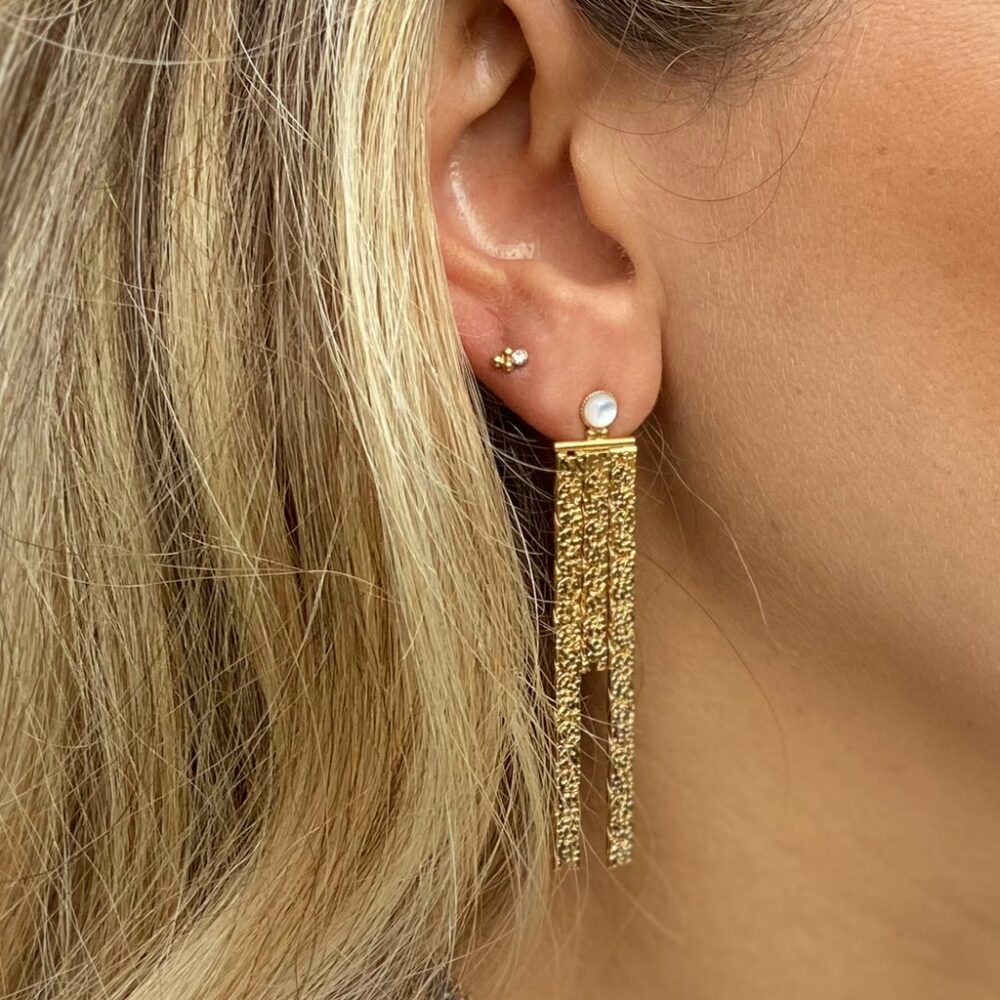 Boucles d'oreilles chaînes pendantes ornées d'une pierre fine – Image 2