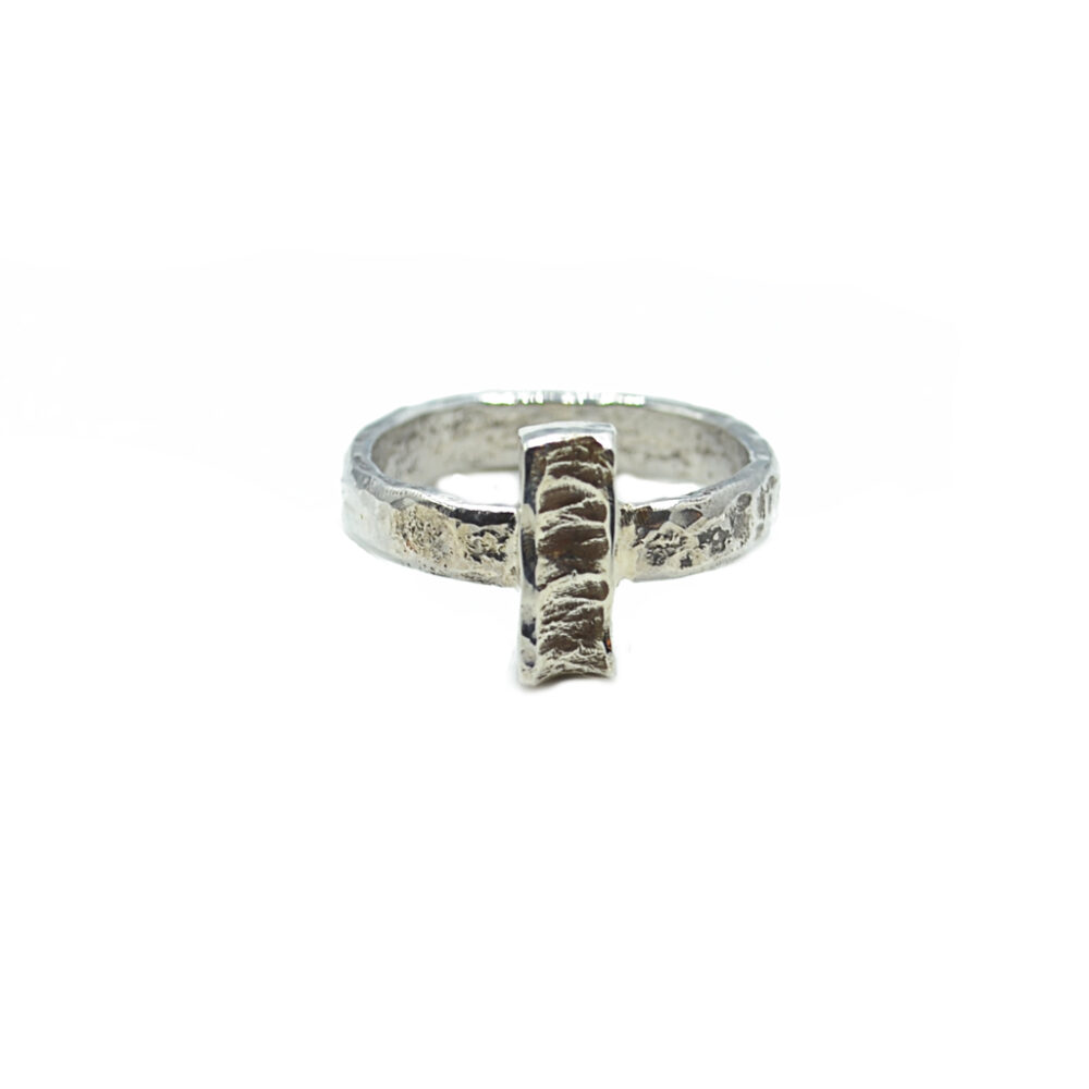 Bague barre verticale martelee