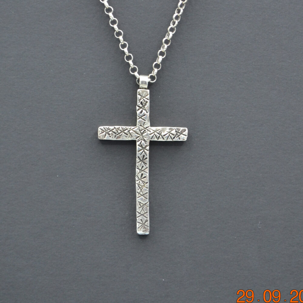Collier croix argent martelé et ciselé – Image 2