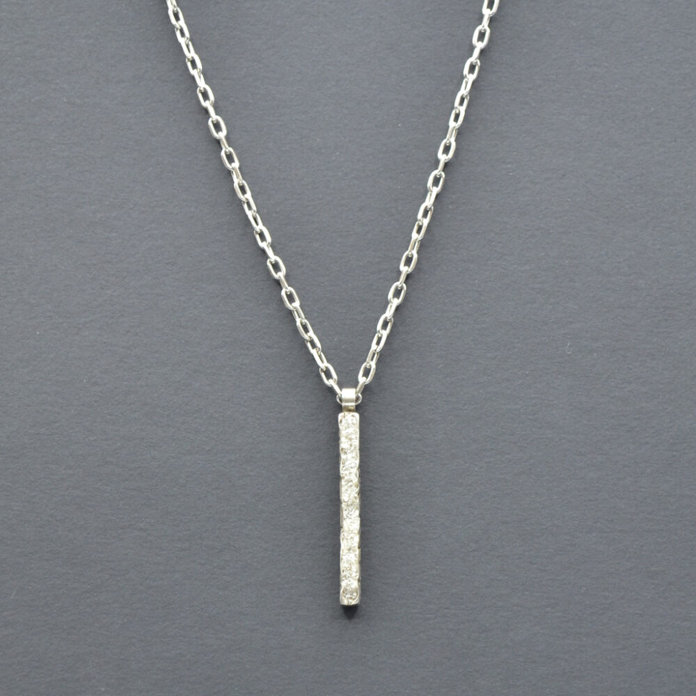 Collier barre verticale martelée et ciselée