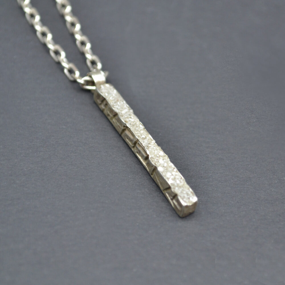 Collier barre verticale martelée et ciselée – Image 2
