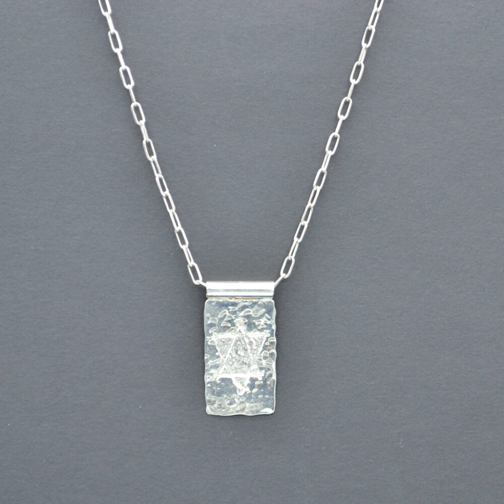 Collier plaque gravée étoile