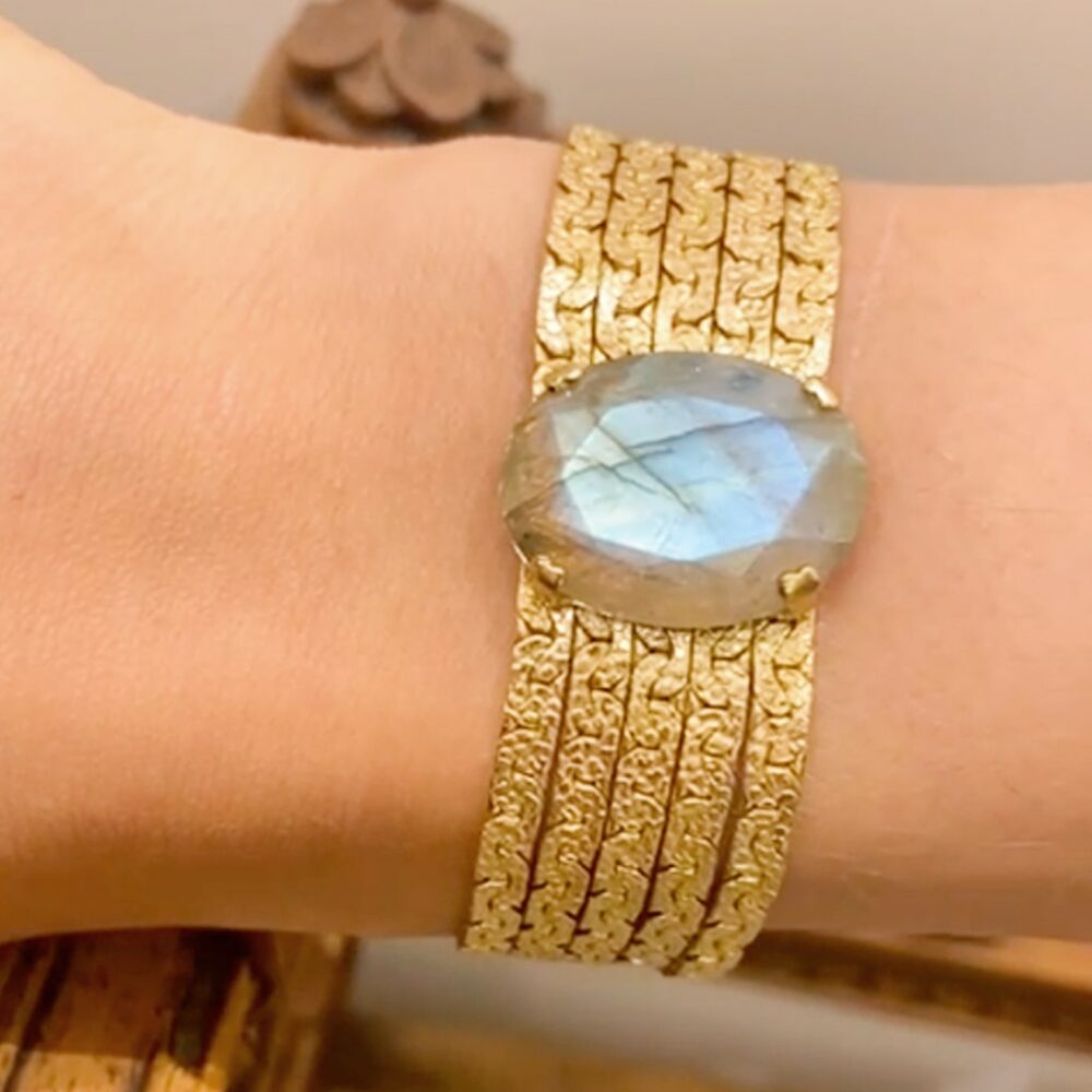 Bracelet manchette orné d'une pierre ovale – Image 3