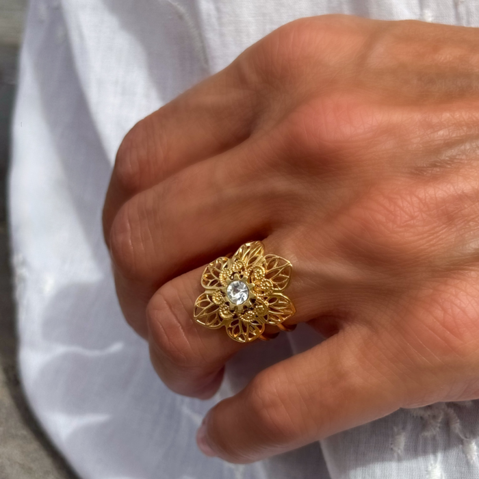 Bague fleur ornée d&rsquo;un cristal