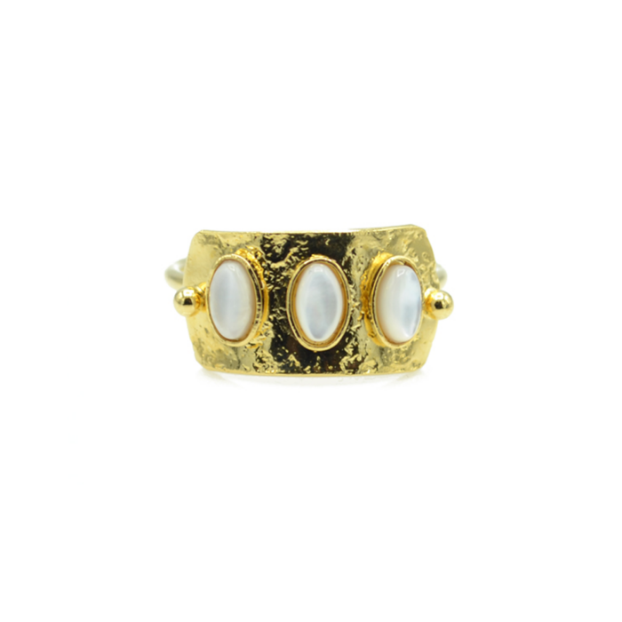 Bague rectangulaire ornée de 3 pierres fines